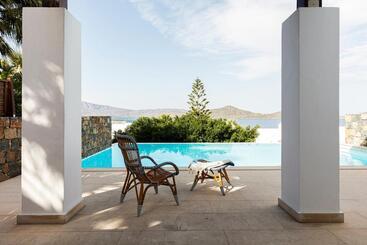 هتل Aquila Elounda Village Resort, Suites & Spa