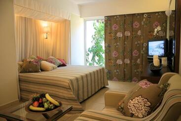 هتل Aquila Elounda Village Resort, Suites & Spa