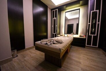 هتل Ramada By Wyndham Erbil Gulan Street