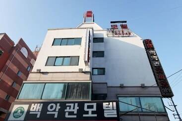 هتل Seosan White House