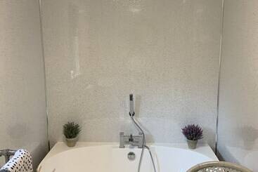Remarkable 2 Bed Cottage In Tranquil Setting