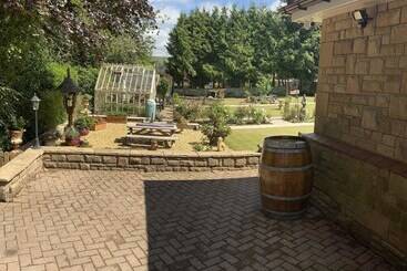 Remarkable 2 Bed Cottage In Tranquil Setting