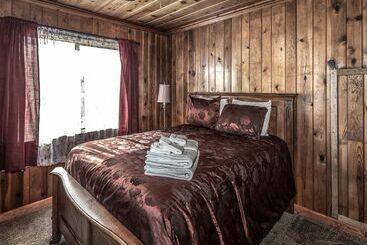 413apvillage23avncb  Alpine Cabin