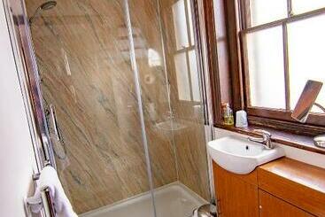 تختخواب و صبحانه The Station Guest House