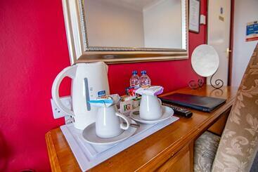 تختخواب و صبحانه The Station Guest House