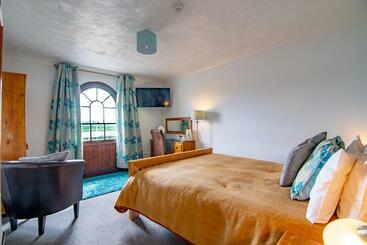 تختخواب و صبحانه The Station Guest House
