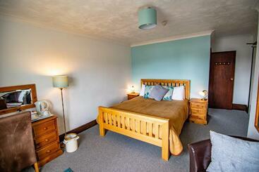 تختخواب و صبحانه The Station Guest House