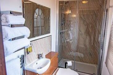 تختخواب و صبحانه The Station Guest House
