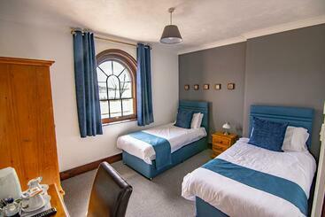 تختخواب و صبحانه The Station Guest House