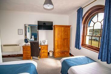 تختخواب و صبحانه The Station Guest House