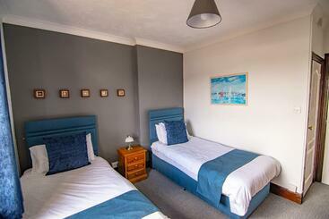 تختخواب و صبحانه The Station Guest House