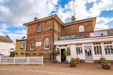 تختخواب و صبحانه The Station Guest House