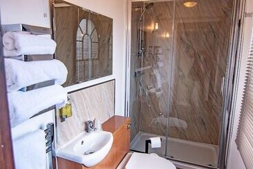 تختخواب و صبحانه The Station Guest House