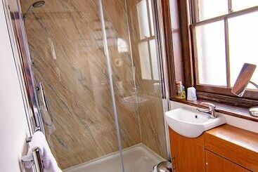 تختخواب و صبحانه The Station Guest House