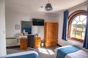 تختخواب و صبحانه The Station Guest House