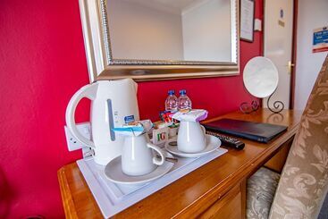 تختخواب و صبحانه The Station Guest House