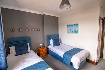 تختخواب و صبحانه The Station Guest House
