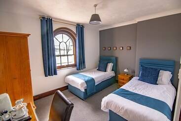 تختخواب و صبحانه The Station Guest House