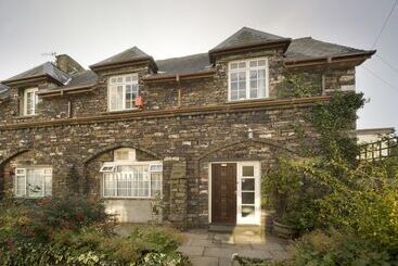 Derwent Manor Apartments