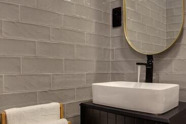 مسافرخانه Suites You Soho