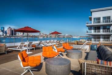 Hotel Global Luxury Suites East Boston
