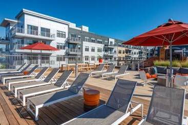 Hotel Global Luxury Suites East Boston