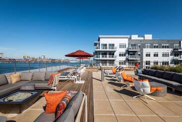 Hotel Global Luxury Suites East Boston