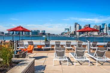 Hotel Global Luxury Suites East Boston