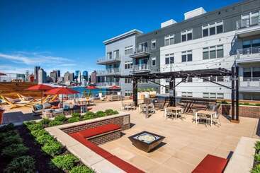 Hotel Global Luxury Suites East Boston