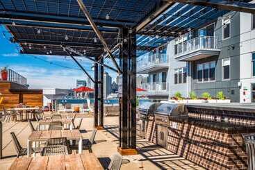 Hotel Global Luxury Suites East Boston