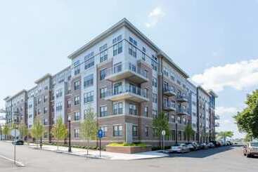 Hotel Global Luxury Suites East Boston