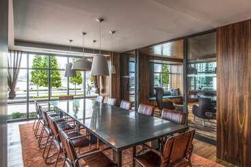 هتل Global Luxury Suites East Boston