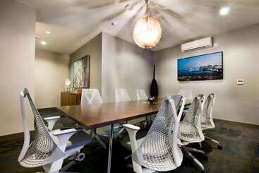 Hotel Global Luxury Suites East Boston