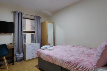 پانسیون Liverpool City Centre Private Rooms Including Smart Tvs   With Shared Bathroom