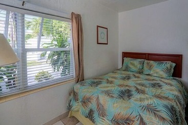 هتل آپارتمان Richards Motel Courtyard