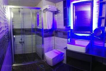 Unaten Otel