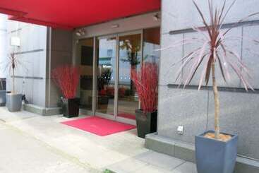 Hamilton Hotel Red