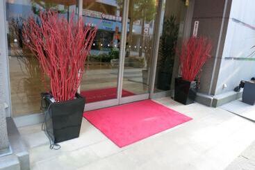 Hamilton Hotel Red