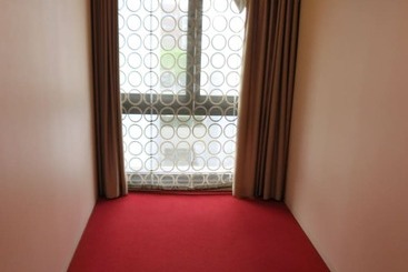 Hamilton Hotel Red