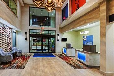 هتل Holiday Inn Express & Suites Houston East, An Ihg