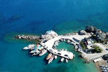 هتل Niriides Beach
