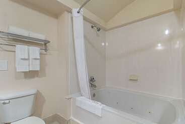 هتل Quality Inn & Suites West Chase