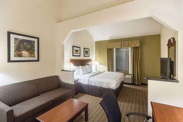 هتل Quality Inn & Suites West Chase