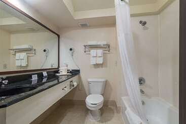 هتل Quality Inn & Suites West Chase