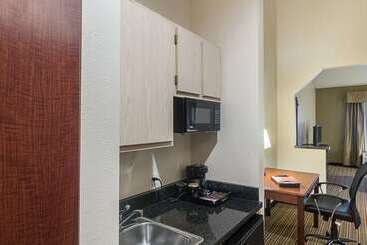 هتل Quality Inn & Suites West Chase