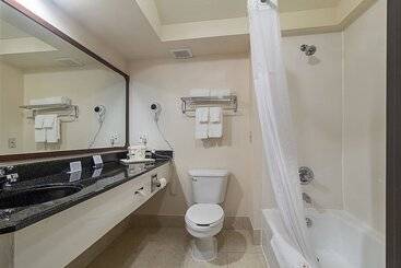 هتل Quality Inn & Suites West Chase