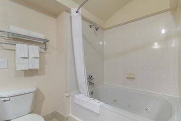 هتل Quality Inn & Suites West Chase