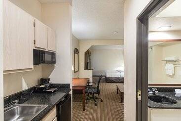 هتل Quality Inn & Suites West Chase