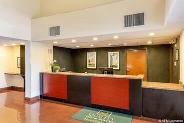 هتل Quality Inn & Suites West Chase
