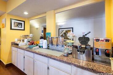 هتل Quality Inn & Suites West Chase